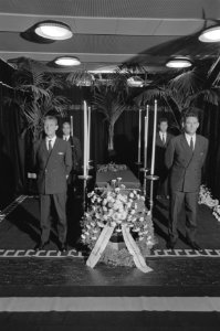 Overleden gezagvoerder G.H. de Groot opgebaard in Chapelle Ardente op Schiphol, Bestanddeelnr 919-4369