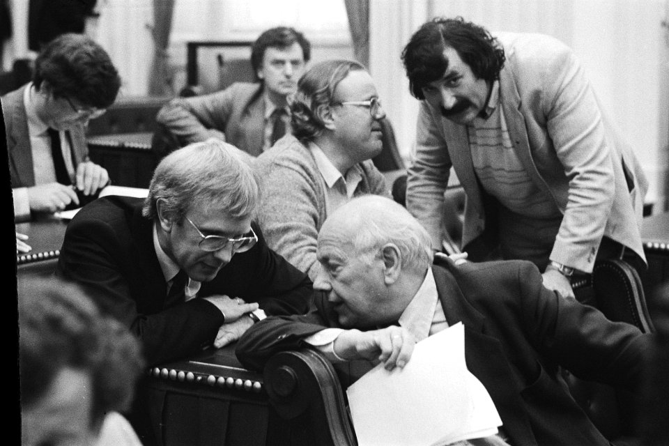 Overleg binnen de PvdA-fractie dhr. Stemerdink (l) en dhr. den Uyl (r), rechts , Bestanddeelnr 932-6377