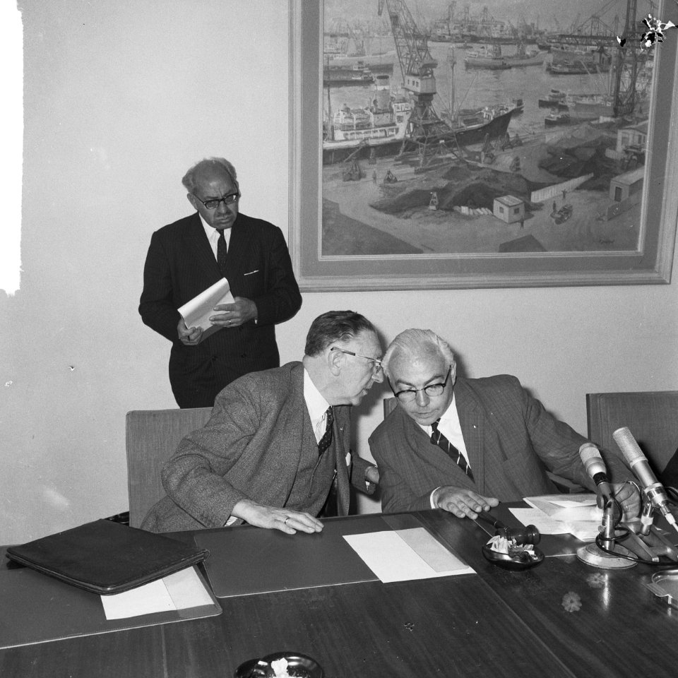 Overleg met Stichting van de Arbeid , minister Veldkamp in gesprek met de heer H, Bestanddeelnr 917-8727