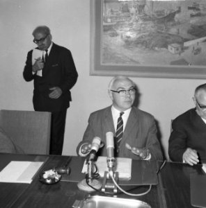 Overleg met Stichting van de Arbeid , minister Veldkamp, Bestanddeelnr 917-8733