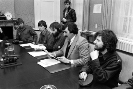 Overleg met Harry van den Bergh (tweede van rechts, PvdA), Bestanddeelnr 931-8486