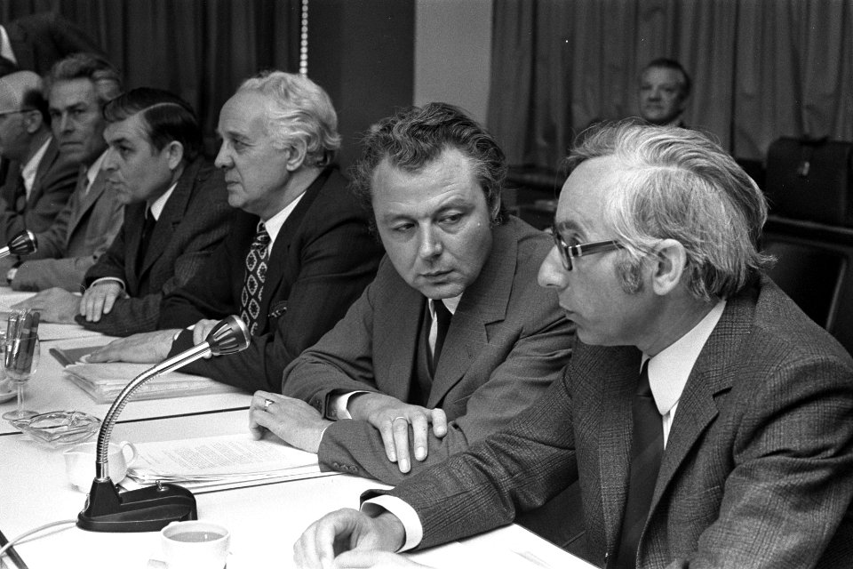 Overleg Ministers en bedrijfsleven over sociaal contract, vlnr Mertens (NKV), Bestanddeelnr 925-9729