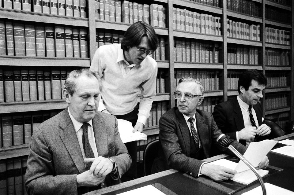 Overleg met de gezamenlijke banken v.l.n.r. Lardinois (voorzitter hoofddirectie, Bestanddeelnr 932-4812