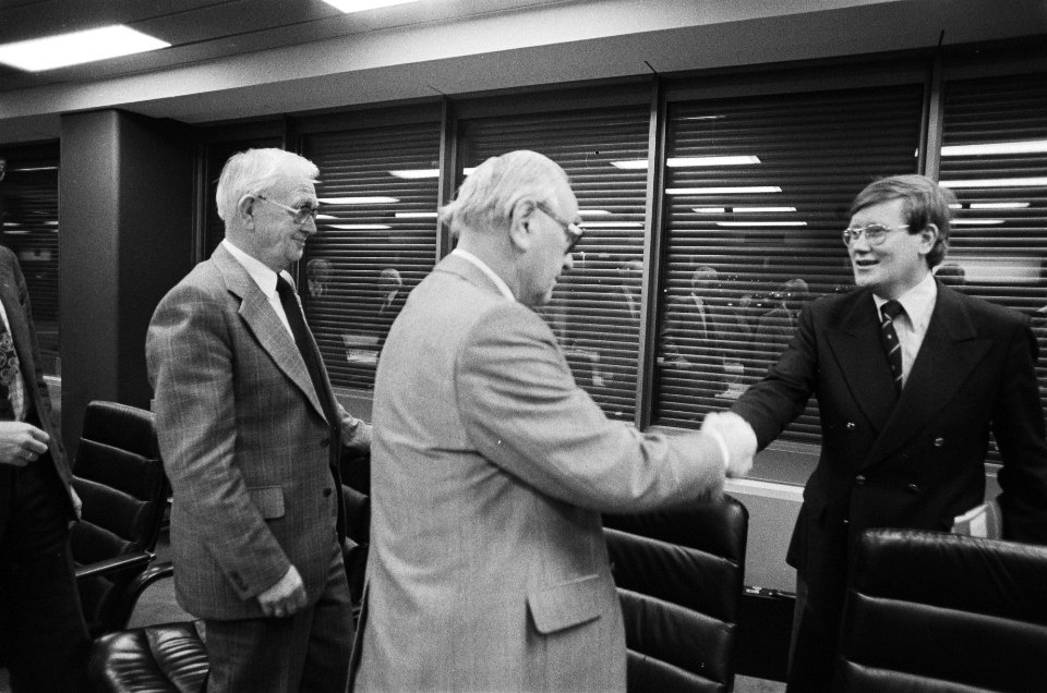 Overleg minister Wiegel en ambtenarenbonden hervat ( Den Haag ) minister Wiegel, Bestanddeelnr 930-0398