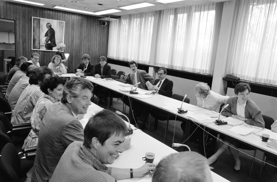 Overzicht met links Wim Kok en rechts Marjanne Sint, Bestanddeelnr 934-4495