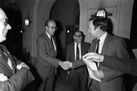 Overleg min. Terlouw en vert. van oliemaatschappijen i.v.m. slag om benzineprijs, Bestanddeelnr 931-8858