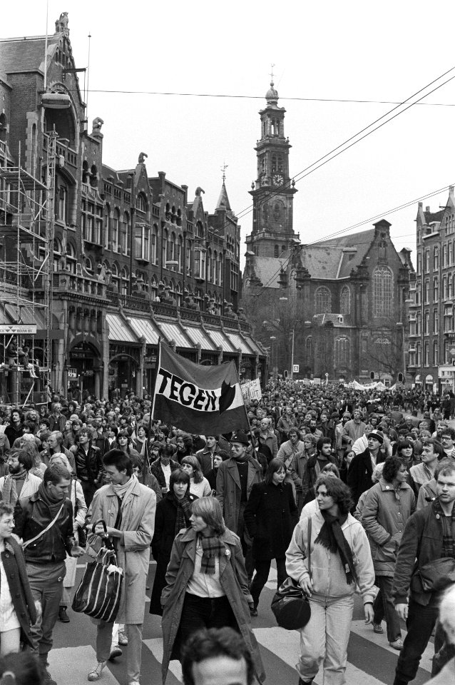 Overzicht Raadhuisstraat met spandoek Pax Christi tegen nieuwe kernwapens, Bestanddeelnr 931-8175