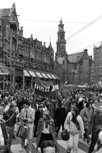 Overzicht Raadhuisstraat met spandoek Pax Christi tegen nieuwe kernwapens, Bestanddeelnr 931-8175