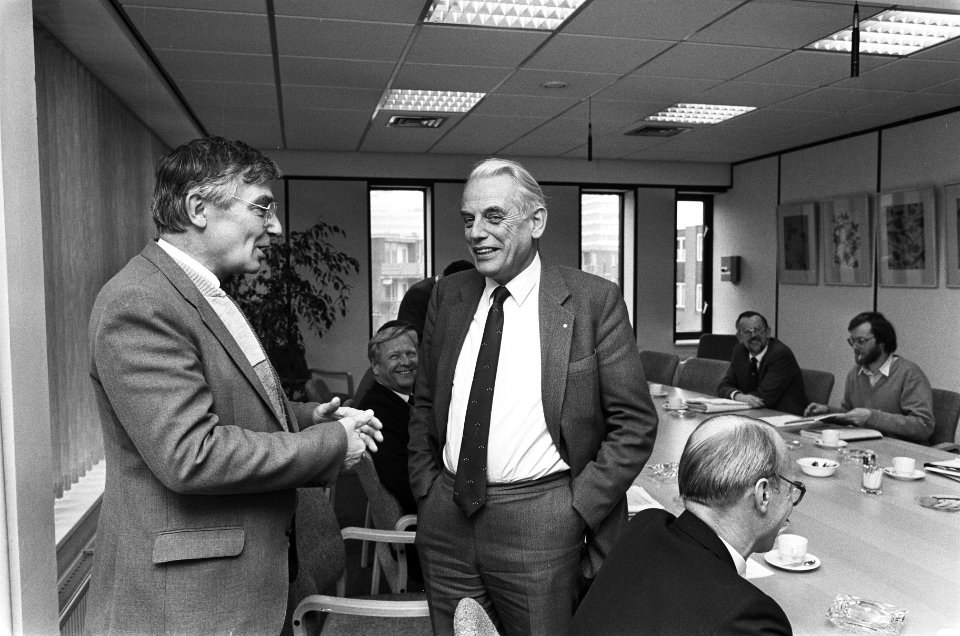 Overleg metaal CAO-1986 FME voorzitter Ter Hart in gesprek met voorzitter van d, Bestanddeelnr 933-5843