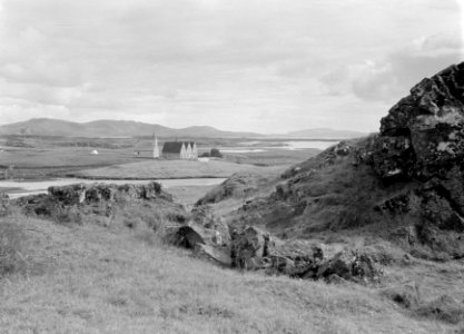 Oxararfoss Enkele huizen en een kerk op een eilandje in het nationale park þing, Bestanddeelnr 190-0480