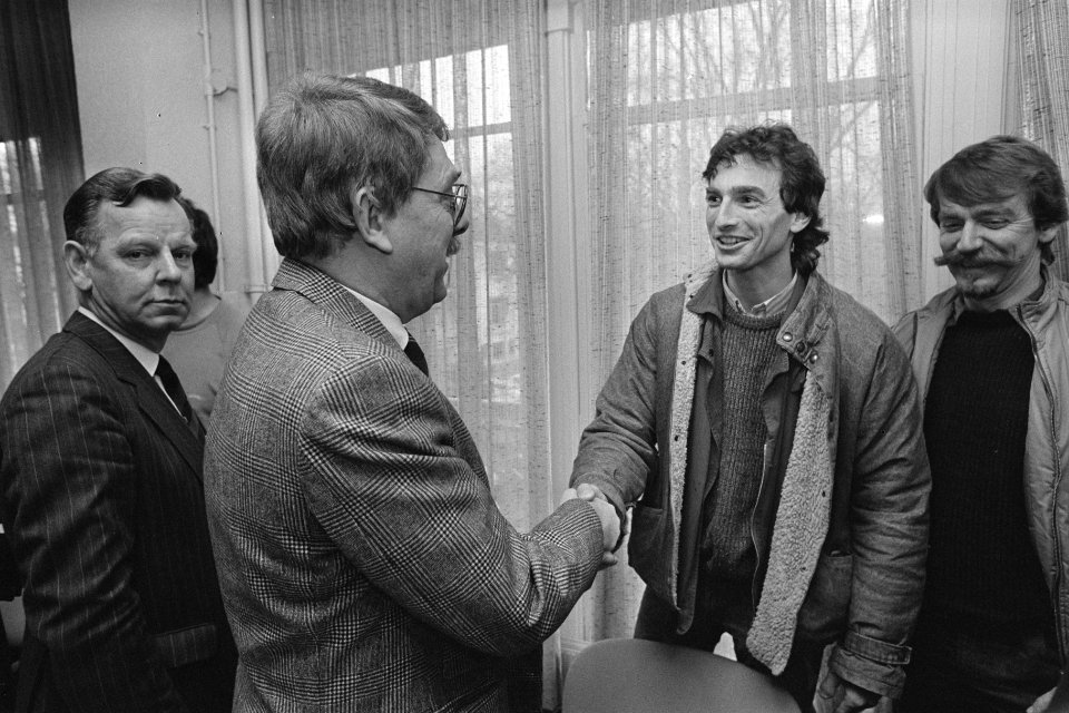 Overleg situatie stukgoedsector in Den Haag stakingsleider Paul Rosenmoller beg, Bestanddeelnr 933-8801