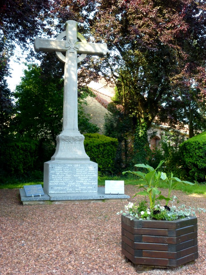Oxelaëre (Nord, Fr) monument aux morts