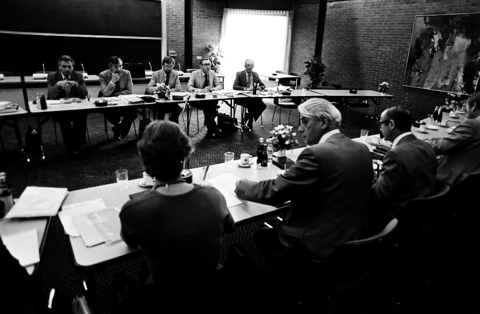 Overleg metaal CAO in Zoetermeer op de voorgrond rechts FME-voorzitter 't Hart , Bestanddeelnr 930-9745