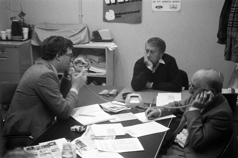 Overleg tussen direkteur Laurent (rechts) en Henk Vos (FNV, links), Bestanddeelnr 931-7685