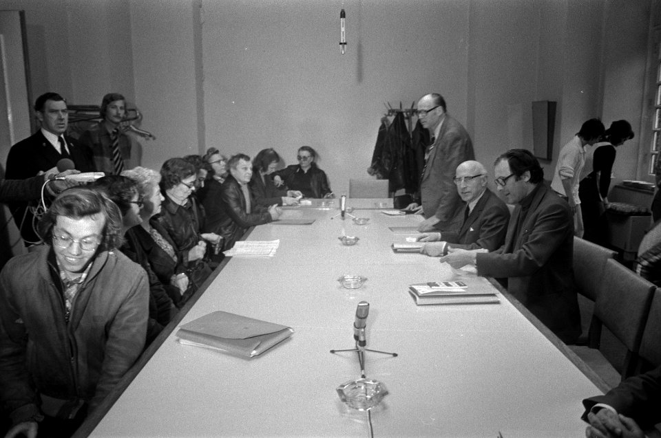 Overleg tussen Nieuwmarktbewoners en B&W op stadhuis in A'dam vert van actiegr, Bestanddeelnr 927-7971