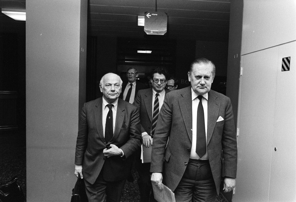 Overleg tussen ministers Den Uyl , Van Thijn en Zeevalking met de bonden over on, Bestanddeelnr 931-9398