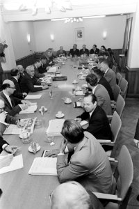 Overleg tussen regering en Stichting van de Arbeid te Den Haag . Dhr. Kloos in g, Bestanddeelnr 921-3384