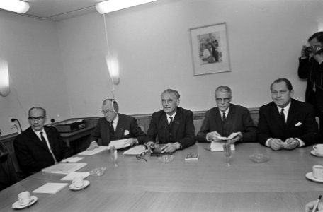 Overleg tussen regering en Stichting van de Arbeid te Den Haag . Minister Wittev, Bestanddeelnr 921-3381