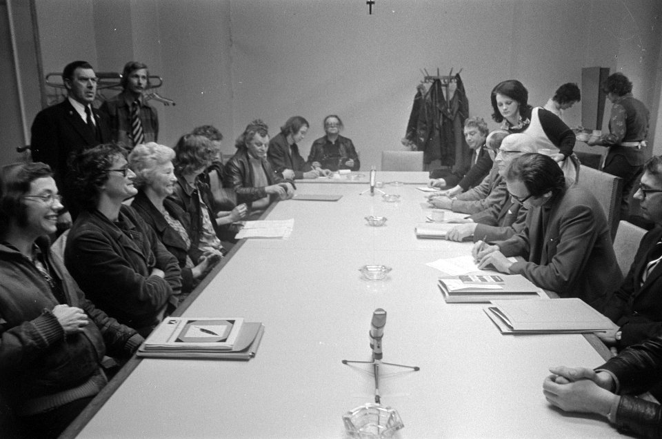 Overleg tussen Nieuwmarktbewoners en B&W op stadhuis in A'dam vert van actiegr, Bestanddeelnr 927-7970