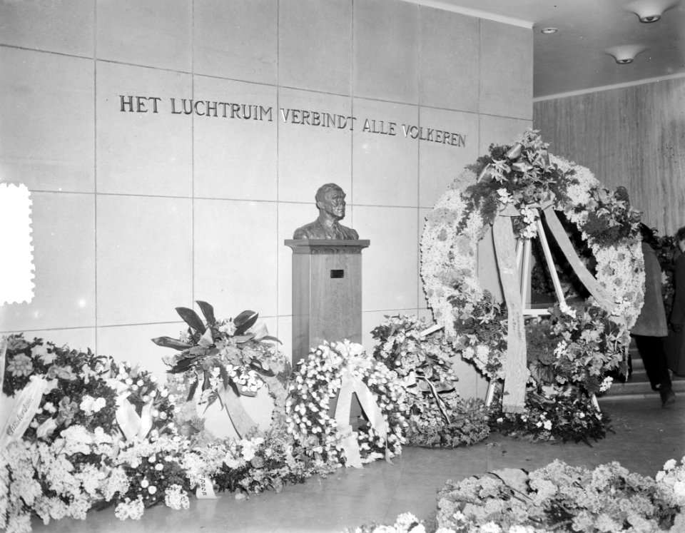 Overlijden Plesman ( Chapelle Ardente ), o.a. kranslegging Koningin en defile, Bestanddeelnr 906-2261
