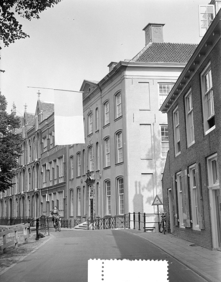 Overlijden kardinaal De Jong , sterfhuis zusterhuis Amersfoort vlagt halfstok, Bestanddeelnr 907-3170