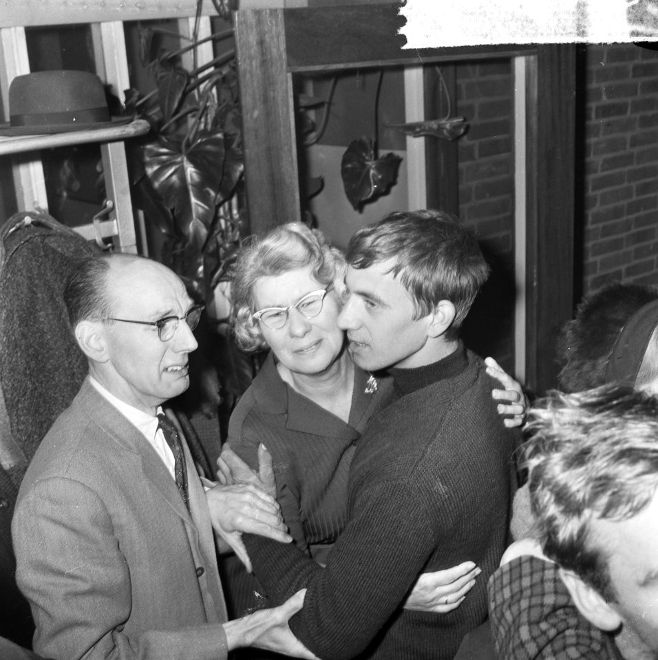 Overlevenden Sophocks weer thuis, het weerzien met familie op Schiphol, Bestanddeelnr 917-4595