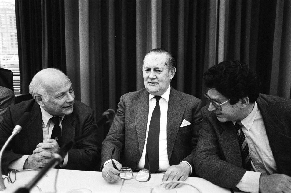 Overleg tussen ministers Den Uyl , Van Thijn en Zeevalking met de bonden over on, Bestanddeelnr 931-9399