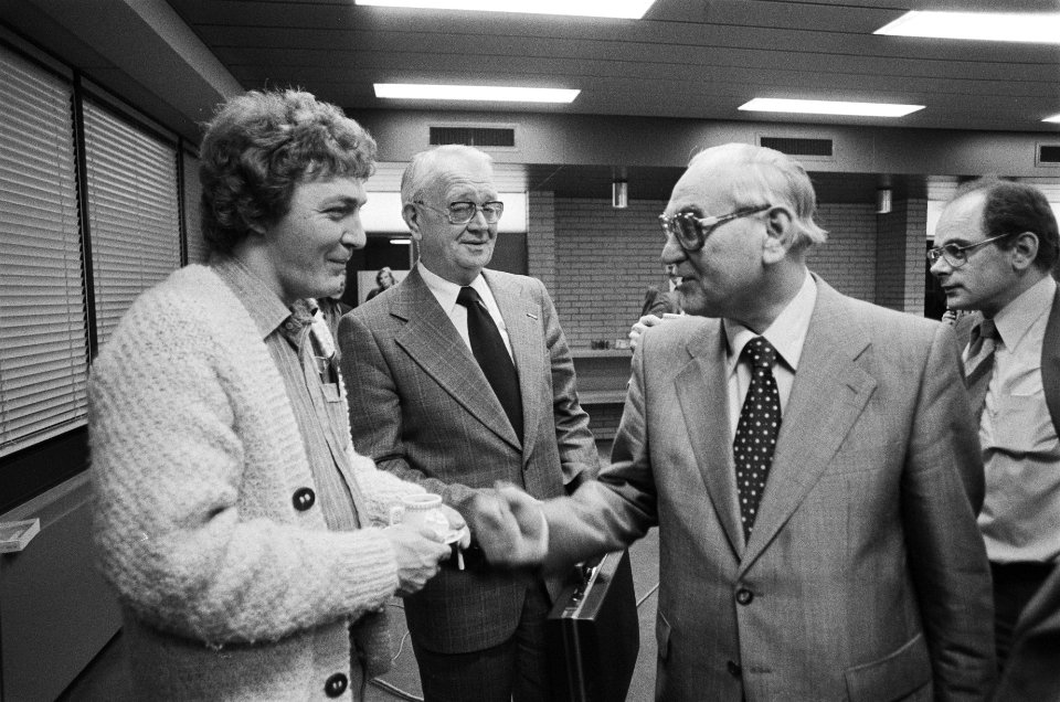 Overleg minister Wiegel en ambtenarenbonden hervat ( Den Haag ) Dutman en om , Bestanddeelnr 930-0400