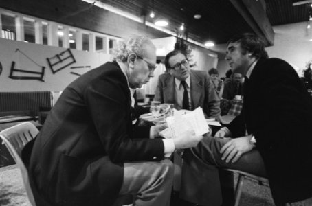 Overleg tussen vlnr Wil Albeda, Bob Goudzwaard en Hans de Boer, Bestanddeelnr 930-1488