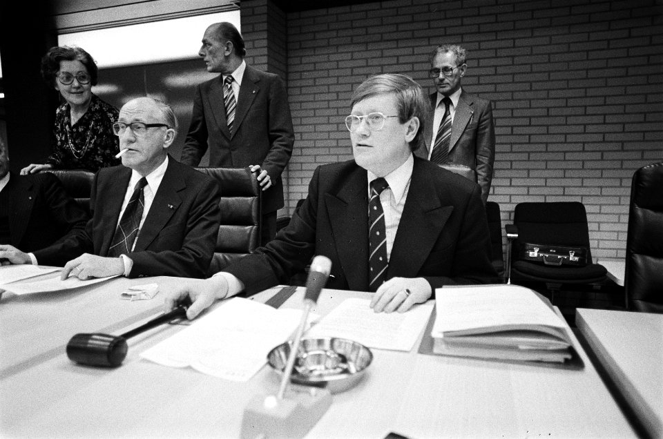 Overleg minister Wiegel en ambtenarenbonden hervat ( Den Haag ) minister Wiegel, Bestanddeelnr 930-0399