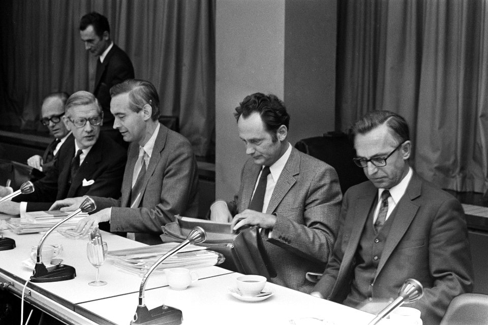 Overleg Ministers en bedrijfsleven over sociaal contract, vlnr de ministers , Bestanddeelnr 925-9730
