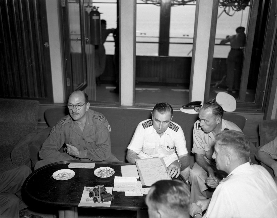Overleg tussen officieren van de marine en de landmacht in een lounge van de Boi, Bestanddeelnr 10272