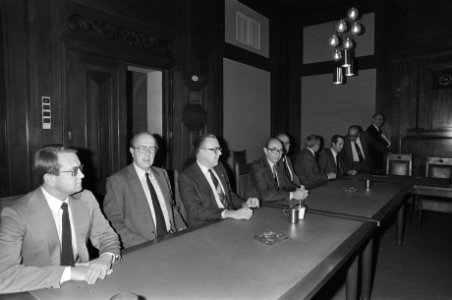 Overleg min. Terlouw en vert. van oliemaatschappijen i.v.m. slag om benzineprijs, Bestanddeelnr 931-8859