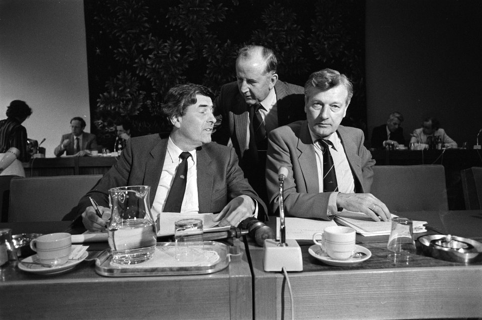 Overleg regering met Stichting van de Arbeid v.l.n.r. Lubbers, Van Veen (VNO) , Bestanddeelnr 932-9709