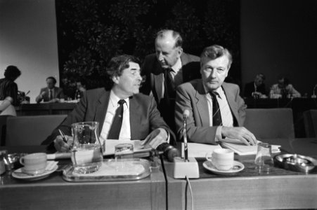Overleg regering met Stichting van de Arbeid v.l.n.r. Lubbers, Van Veen (VNO) , Bestanddeelnr 932-9709