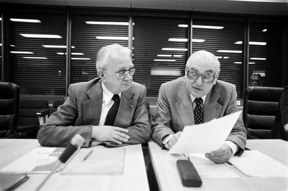 Overleg minister Wiegel en ambtenarenbonden hervat ( Den Haag ) Dutman en om , Bestanddeelnr 930-0401