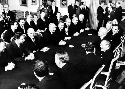 Overzicht van de conferentie tafel, links de Sovjet-delegatie en rechts de deleg, Bestanddeelnr 923-4772