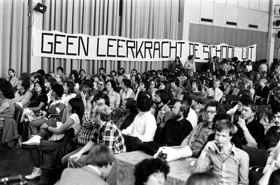 Overzicht van de bijeenkomst in de RAI. Op het spandoek Geen leerkracht de sch, Bestanddeelnr 930-3043