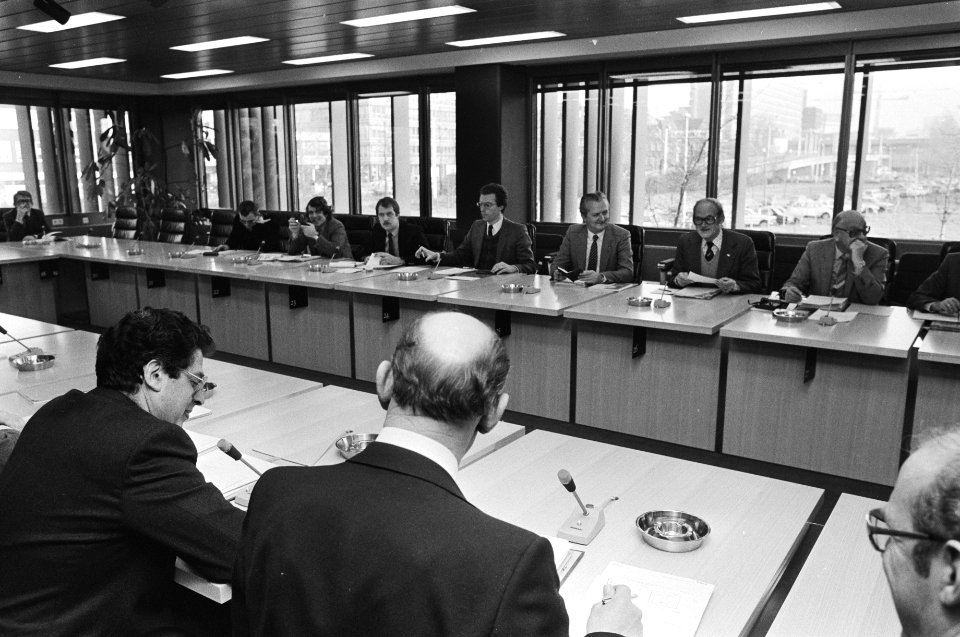 Overleg in Den Haag tussen ambtenarenorganisaties en minister Van Thijn (BiZa). , Bestanddeelnr 931-9214
