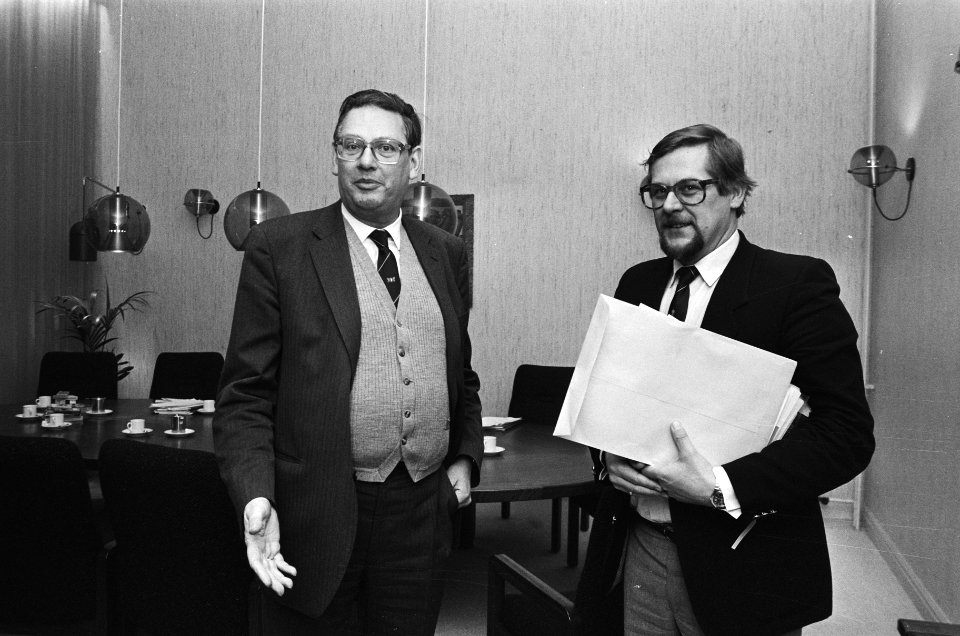 Overleg over ADM op het Ministerie van Economische Zaken minister Van Aardenne , Bestanddeelnr 933-1906