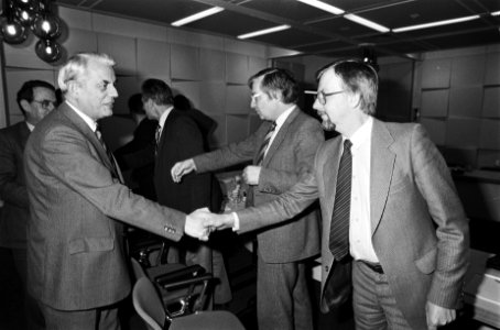 Overleg in FME-gebouw in Zoetermeer over CAO met ind. bonden T. Hagen begroet, Bestanddeelnr 932-0181