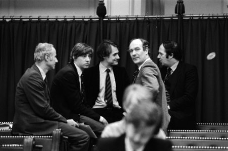 Overleg in de VVD-banken, v.l.n.r. dhr. De Beer, Ed Nijpels, dhr. De Korte, Bert, Bestanddeelnr 932-5710