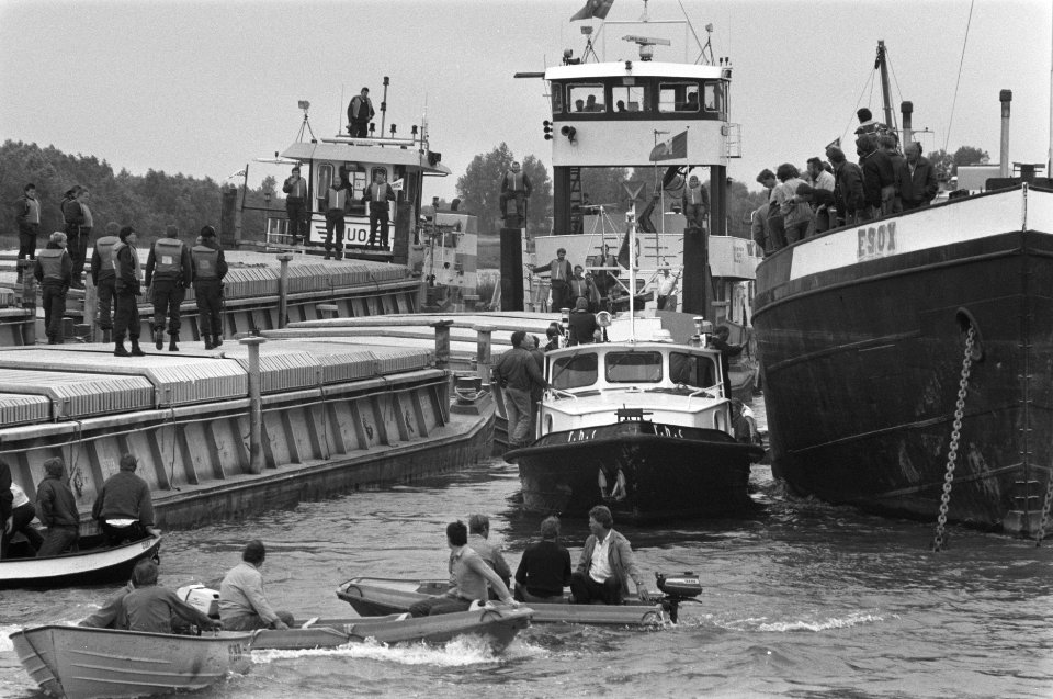 Overleg Gorinchem blokkade binnenvaartschippers bootje met aan boord minister Sm, Bestanddeelnr 934-2674