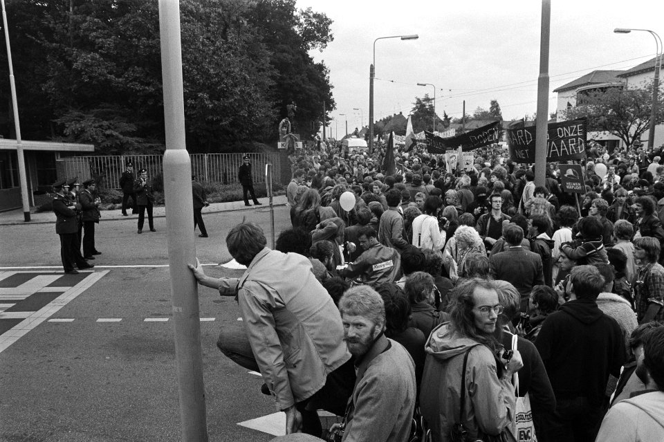 Overzicht van de demonstratieve optocht met spandoeken, Bestanddeelnr 931-7052