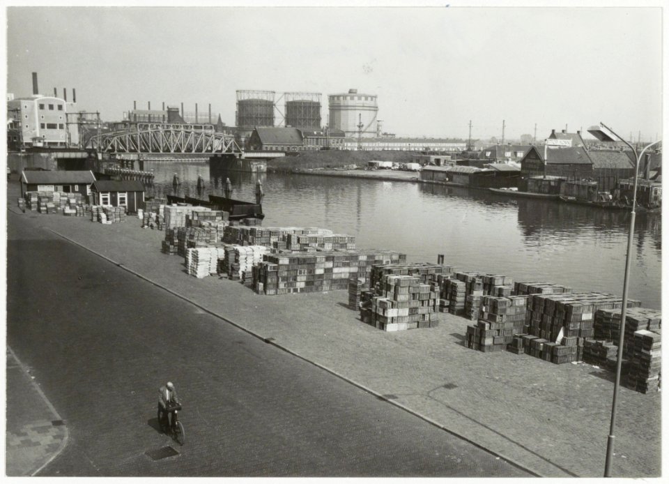 Overzicht Friese Varkenmarkt met kratten van de groentenmarkt, de z.g. Fustcentrale, ziende naar het oosten. NL-HlmNHA 54008655
