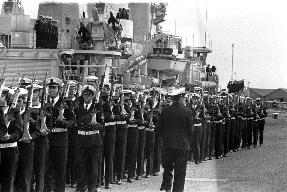 Overzicht festiviteiten aan boord marine vaartuig Marcherende matrozen, Bestanddeelnr 925-5648