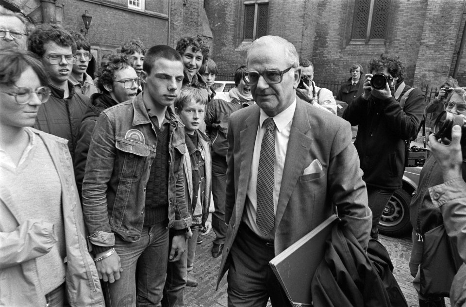 Overleg door ministerraad over de voorjaarsnota. 21.22 Minister Van der Stee bij, Bestanddeelnr 932-0985