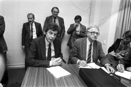 Overleg Den Uyl , staatssecretaris Dales en werkgevers delegatie en werknemersde, Bestanddeelnr 932-0448