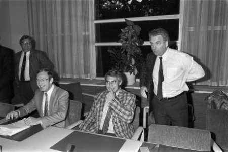 Overleg tussen regering, werkgevers en werknemers in SER-gebouw in Den Haag vl, Bestanddeelnr 933-8019
