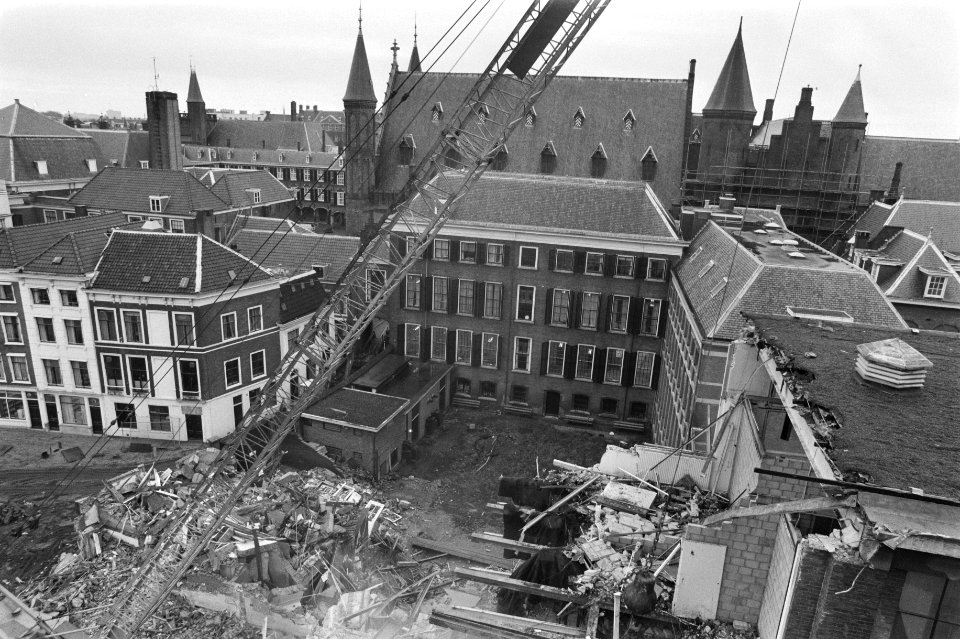 Overzicht sloop rond Binnenhof voor nieuwe vergaderzaal Tweede Kamer, Bestanddeelnr 934-1767